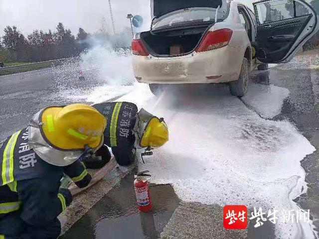 行驶中电动汽车电池突然冒烟，消防及时赶到现场排除隐患